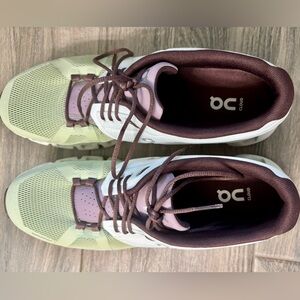 Cloud 5 shoe in Ice/Haze with mauve strings